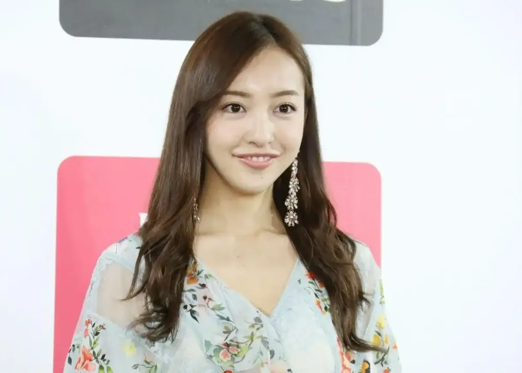 Tomomi Itano - Biography