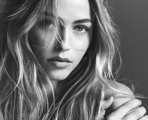 Caroline Kelley Biography: Husband, Age, Height, Net Worth, Parents, Siblings, Sports Illustrated, Instagram