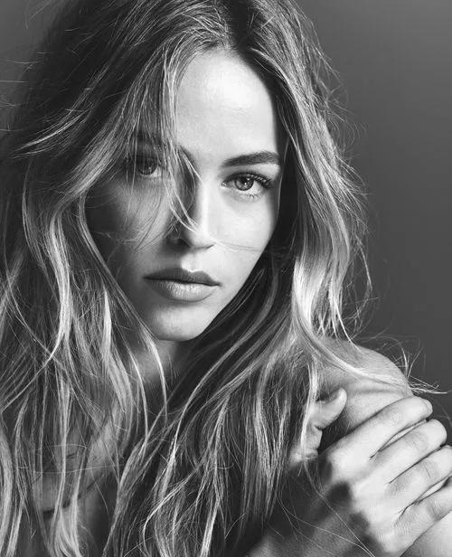 Caroline Kelley Biography: Husband, Age, Height, Net Worth, Parents, Siblings, Sports Illustrated, Instagram