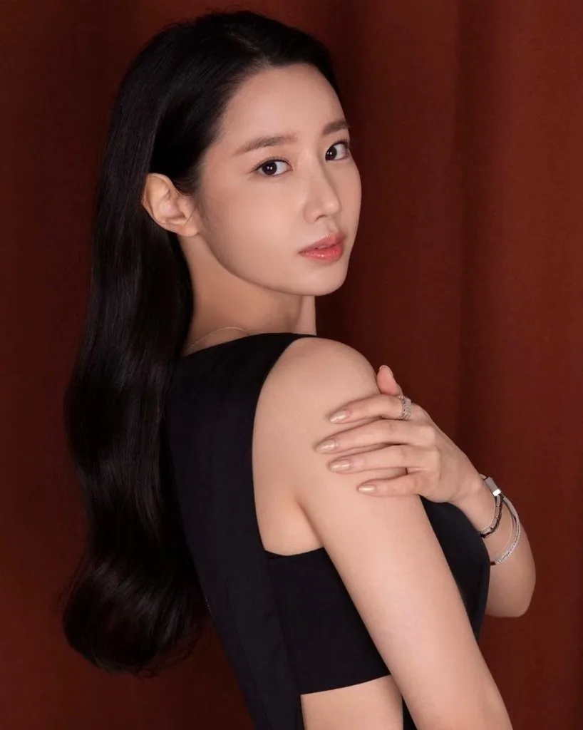 Shin Ji-won - Biography