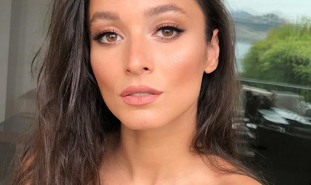 Ayşe Özdemir Biography: Husband, Parents, Height, Net Worth, Age, Songs, Movies & TV Shows, Beauty Pageant, Instagram