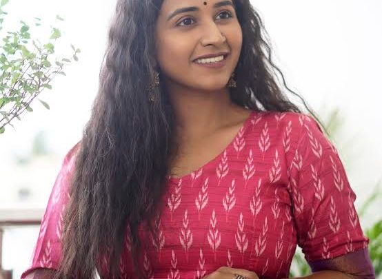 RJ Ananthi Biography: Net Worth, Movies, Age, Boyfriend, Parents, Sibling, Height, Instagram