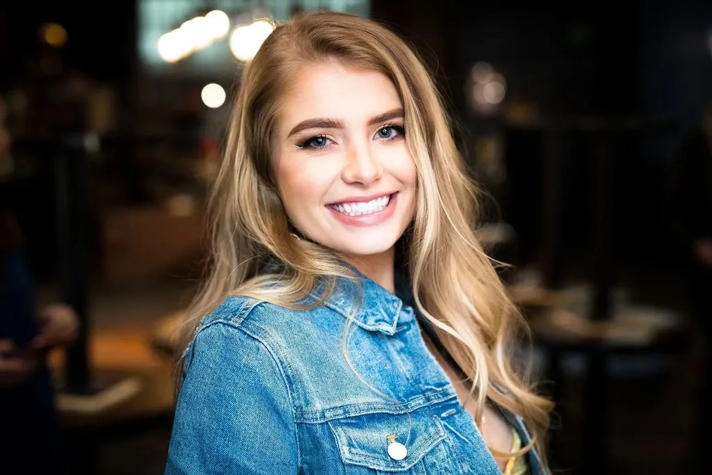 Demi Burnett - Biography
