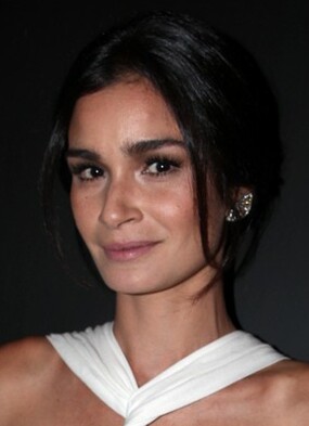 Caroline Ribeiro - Biography