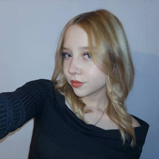 Dafne Urifrias Biography: Age, Boyfriend, Parents, Net Worth, Instagram, Modeling Career, Content, Ethnicity