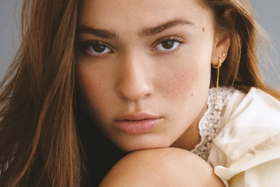 Bianca Finch Biography: Age, Height, Net Worth, Parents, Sisters, Boyfriend, Music Video, Instagram