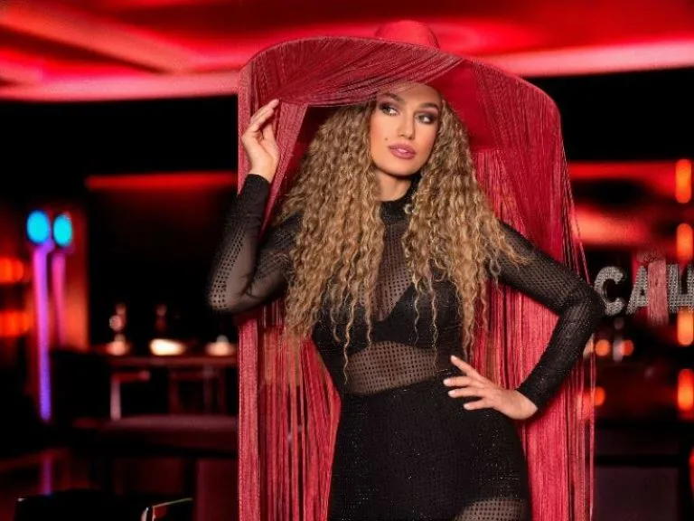 Tugba Ozay Biography: Net Worth, Parents, Albums, Husband, Age, Height, Songs, Instagram, YouTube