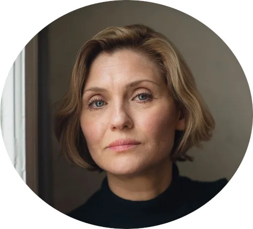 Carolin Stoltz - Biography