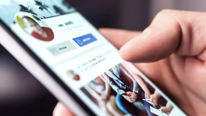 How Algorithmic Feeds Are Reshaping Human Attention Spans at Scale