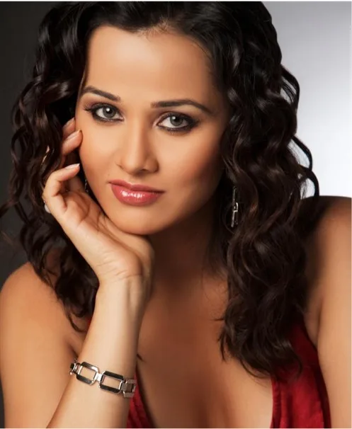 Priyanka Kothari Biography: Age, Husband, Son, Height, Net Worth, Parents, Movies, Nisha Kothari