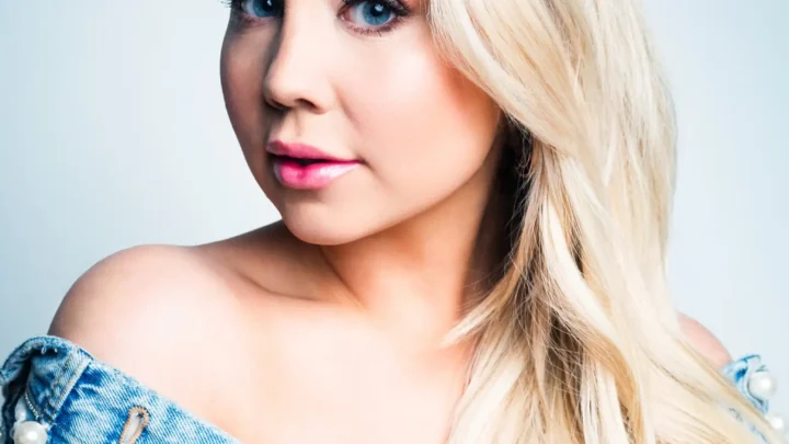 RaeLynn Biography: Age, Husband, Daughter, Height, Net Worth, Songs, Albums, Parents, Brother
