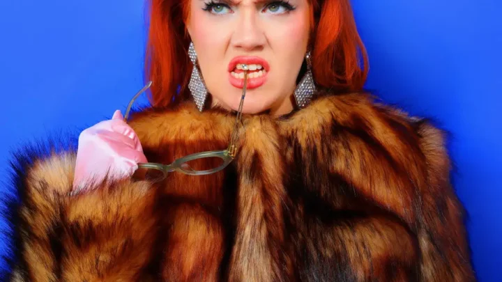 CMAT Biography: Age, Boyfriend, Height, Parents, Siblings, Net Worth, Songs, Albums, Real Name, Instagram