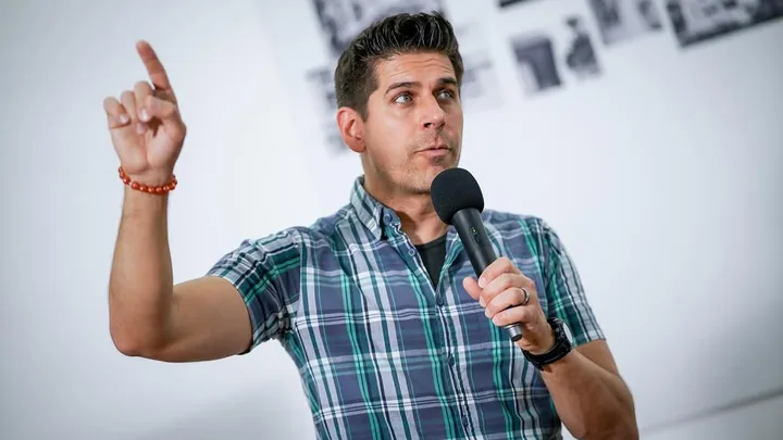 Carlos Andrés Gómez Biography: Wife, Age, Daughters, Parents, Height, Net Worth, Poems, Books