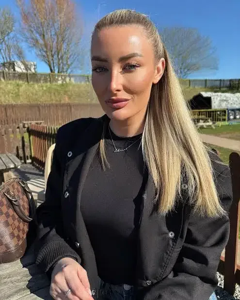 Chloe Crowhurst - Biography