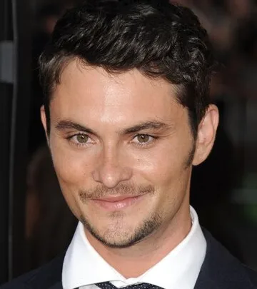 Shiloh Fernandez Biography: Wife, Age, Child, Height, Net Worth, Parents, Movies & TV Shows, Siblings