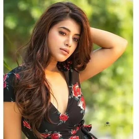Yamini Bhaskar Biography: Instagram, Age, Parents, Height, Net Worth, Boyfriend, Movies, Dancing Career