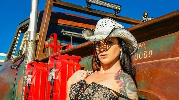 Inked Amilia Biography: Real Name, Age, Boyfriend, Parents, Height, Net Worth, Tattoos, Modeling