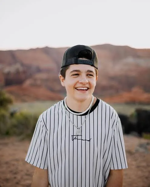 Boston Mikesell Biography: Age, Twin Brother, Parents, Siblings, Height, Net Worth, YouTube, Relationship