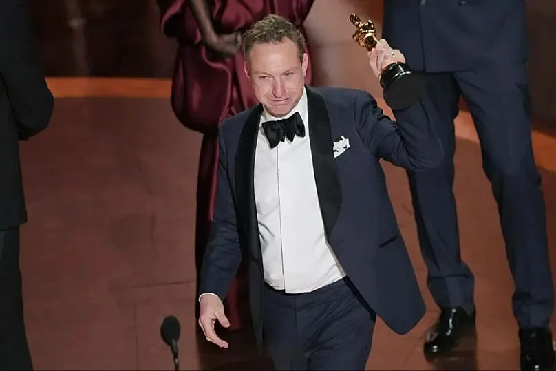 Lol Crawley Biography: Net Worth, Parents, Age, Wife, Daughter, Height, Movies, Oscar, Awards, Facebook