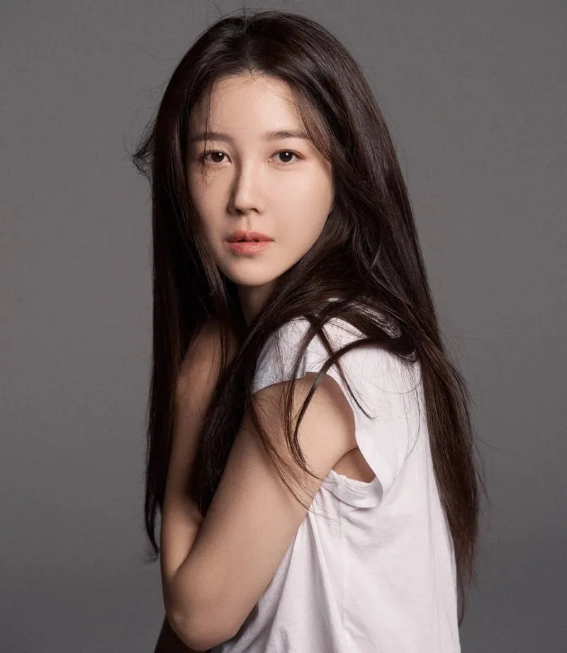 Lee Ji-ah - Biography