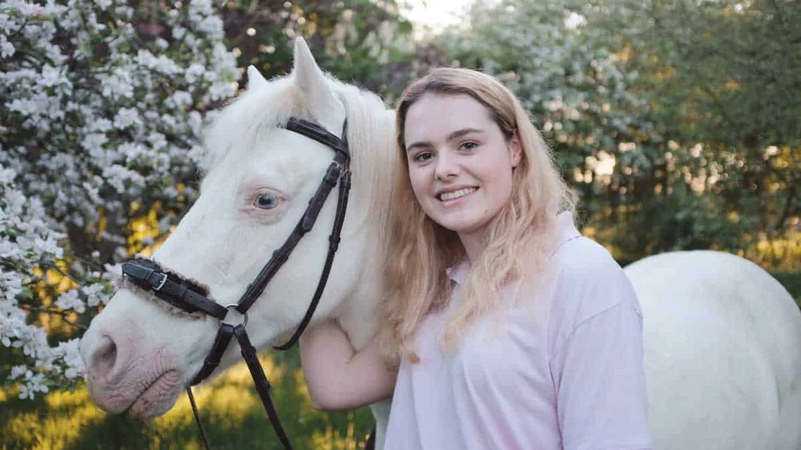 This Esme Biography: Age, Parents, Brother, Net Worth, Boyfriend, Books, Podcast, YouTube