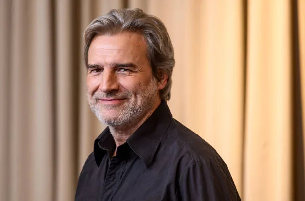 Alberto San Juan Biography: Net Worth, Parents, Movies, Age, Wife, Sons, TV Shows, Awards, Instagram