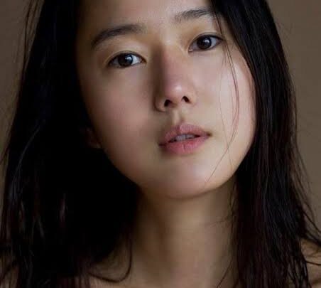 Yoon Jin-seo Biography: Age, Husband, Daughter, Height, Net Worth, Parents, Movies & TV Shows, Siblings