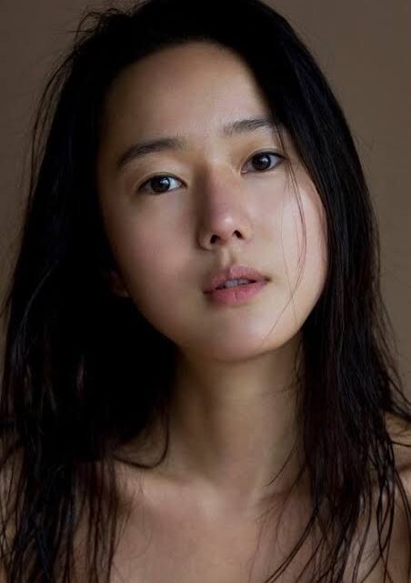 Yoon Jin-seo Biography: Age, Husband, Daughter, Height, Net Worth, Parents, Movies & TV Shows, Siblings