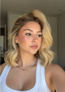 Mia Gomes - Biography