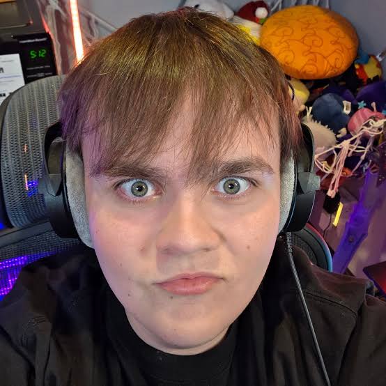 Uzoth Biography: Age, Height, Net Worth, Real Name, Parents, Girlfriend, Blox Fruits, YouTube