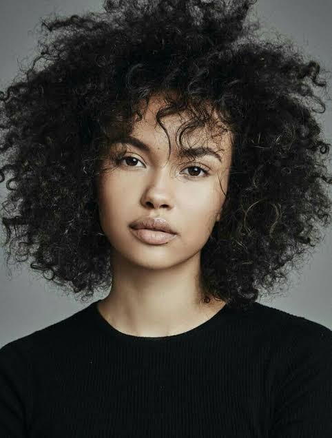 Isabella Peschardt Biography: Age, Height, Net Worth, Parents, Boyfriend, Songs, Instagram