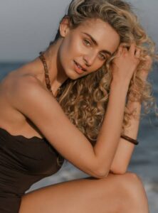 Izzy Model - Biography