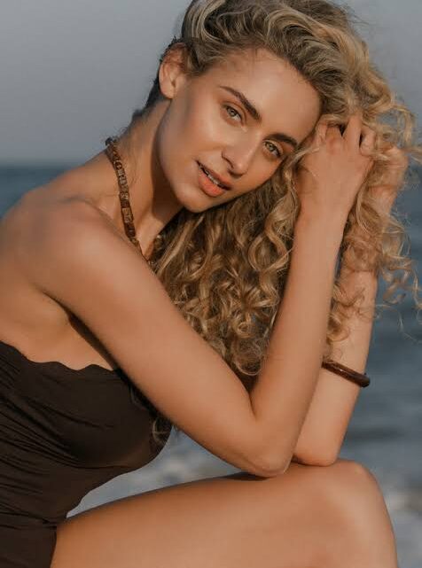 Izzy Model Biography: Age, Height, Net Worth, Parents, Brother, Boyfriend, Movies, Instagram