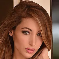Linda Bella Biography: Height, Net Worth, Concerts, Age, Parents, Children, Boyfriend, Movies, Songs, Modelling