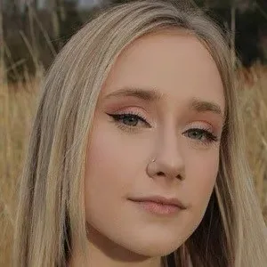 Tess Reinhart - Biography