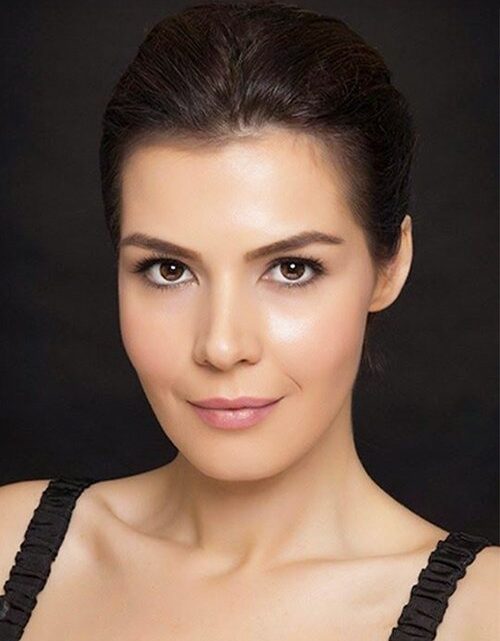 Hatice Şendil Biography: Age, Husband, Son, Height, Net Worth, Parents, Siblings, Movies & TV Shows