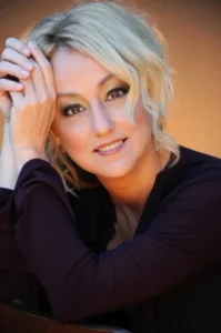 Yvonne Suhor - Biography