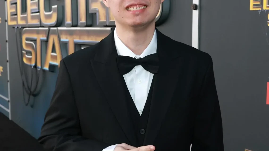 Chris Cantada Biography: Awards, Brothers, Height, Ethnicity, Age, Net Worth, Siblings, Family, Wife, Solos, EPs Chris Cantada Biography: Awards, Brothers, Height, Ethnicity, Age, Net Worth, Siblings, Family, Wife, Solos, EPs